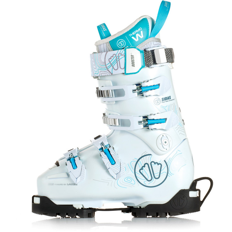 Chaussure de ski blanche avec accents Chaussure de ski blanche avec semelles en caoutchouc noir et accents bleus et blancs dans le détail.