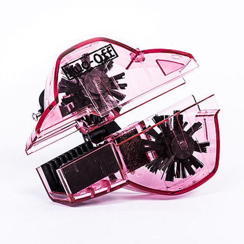 Pulitore per catene Muc-Off Chain Doc con spazzole. Custodia trasparente di colore rosa.