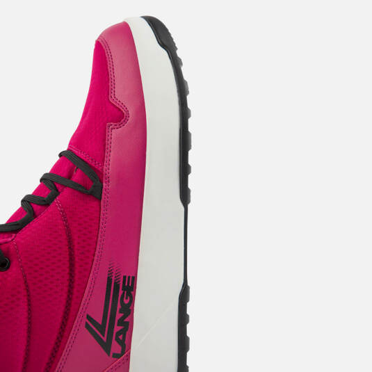 Rosa Retro Schuhe Detailaufnahme des pinkfarbenen Lange Podium Retro Schuhs, seitliche Ansicht mit schwarzer Schnürung und weißer Sohle.