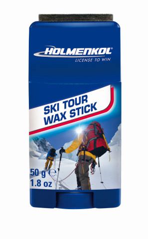 Blauer Ski Tour Wax Stick von Holmenkol mit Skitourengehern im Schnee.