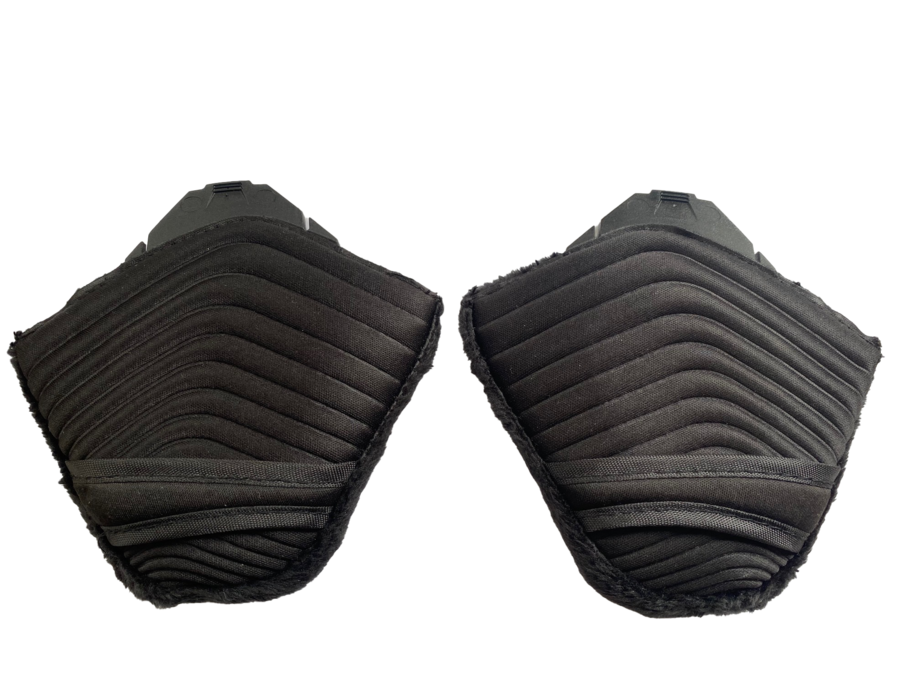 Oreillettes matelassées noires Deux coussinets d'oreilles matelassés noirs pour casques de ski, légèrement coupés en biais.