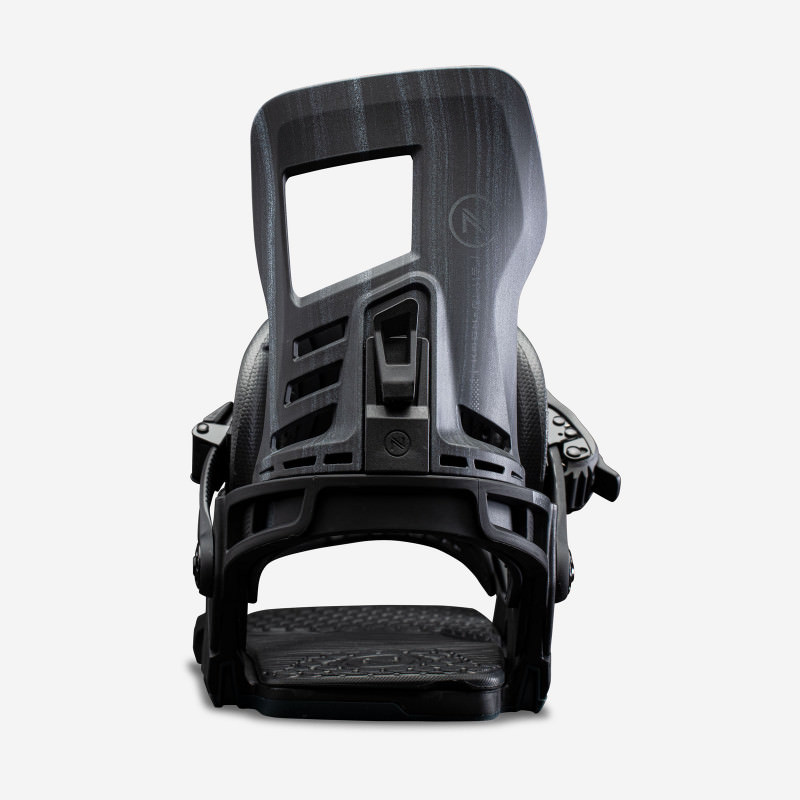 Schwarze Nidecker Snowboardbindung Schwarze Nidecker Kaon Plus Snowboardbindung von vorn, Details der Baseplate, des Highbacks und der Ratschen sind sichtbar.