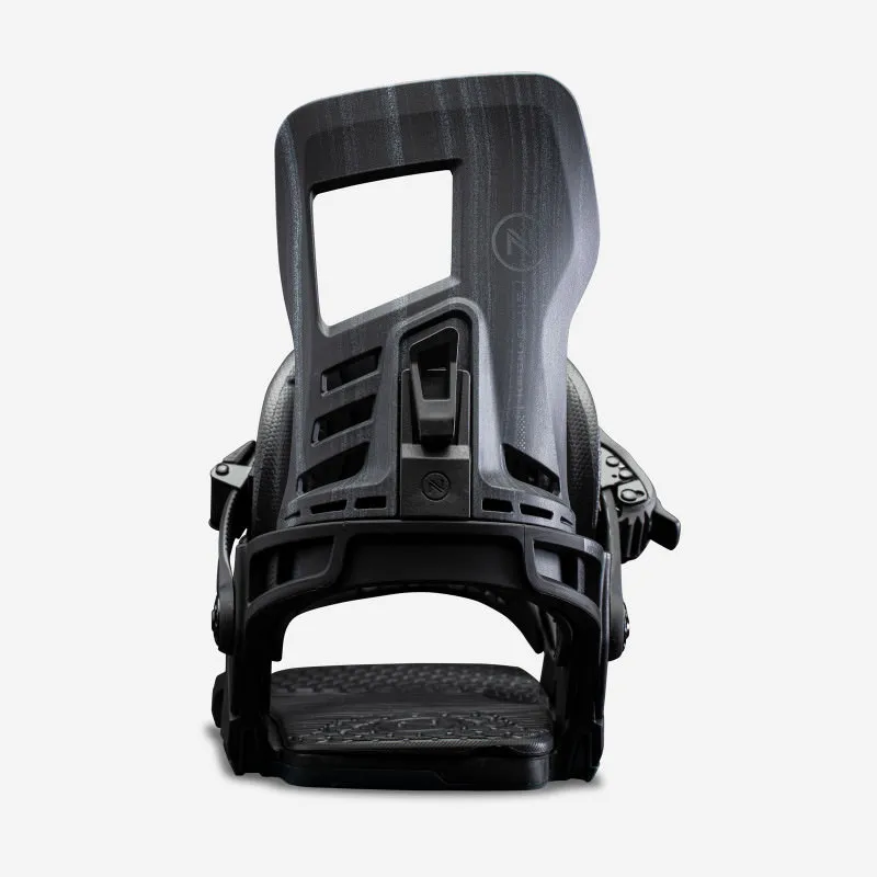 Schwarze Nidecker Kaon Plus Snowboardbindung von vorn, Details der Baseplate, des Highbacks und der Ratschen sind sichtbar.