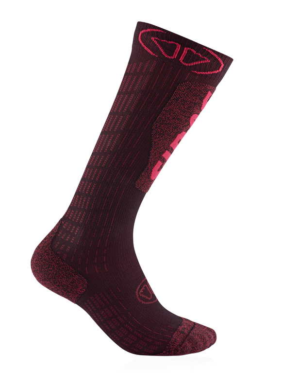 Calzino lungo rosso scuro con accenti rosa e logo su sfondo bianco.