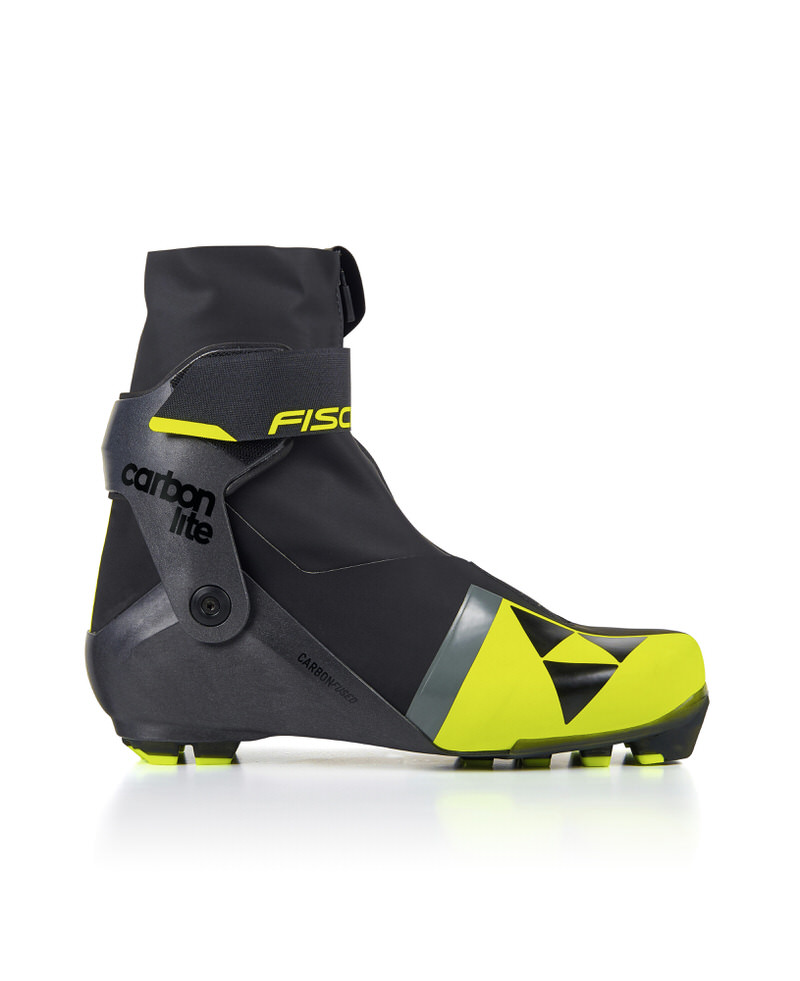 Schwarzer Fischer Carbonlite Skate Schuh mit gelben Akzenten, seitliche Ansicht auf weißem Grund.