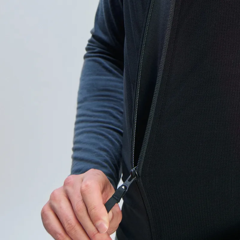 Close-up of the POC VPD Air Vest in grey, with zipper that can be opened with one hand. The material is breathable.