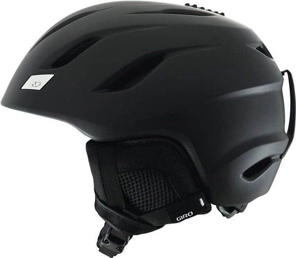 Schwarzer Giro Nine Plus Skihelm, seitliche Ansicht mit Ohrenpolstern und Giro Logo. Belüftungsöffnungen auf der Oberseite sichtbar.