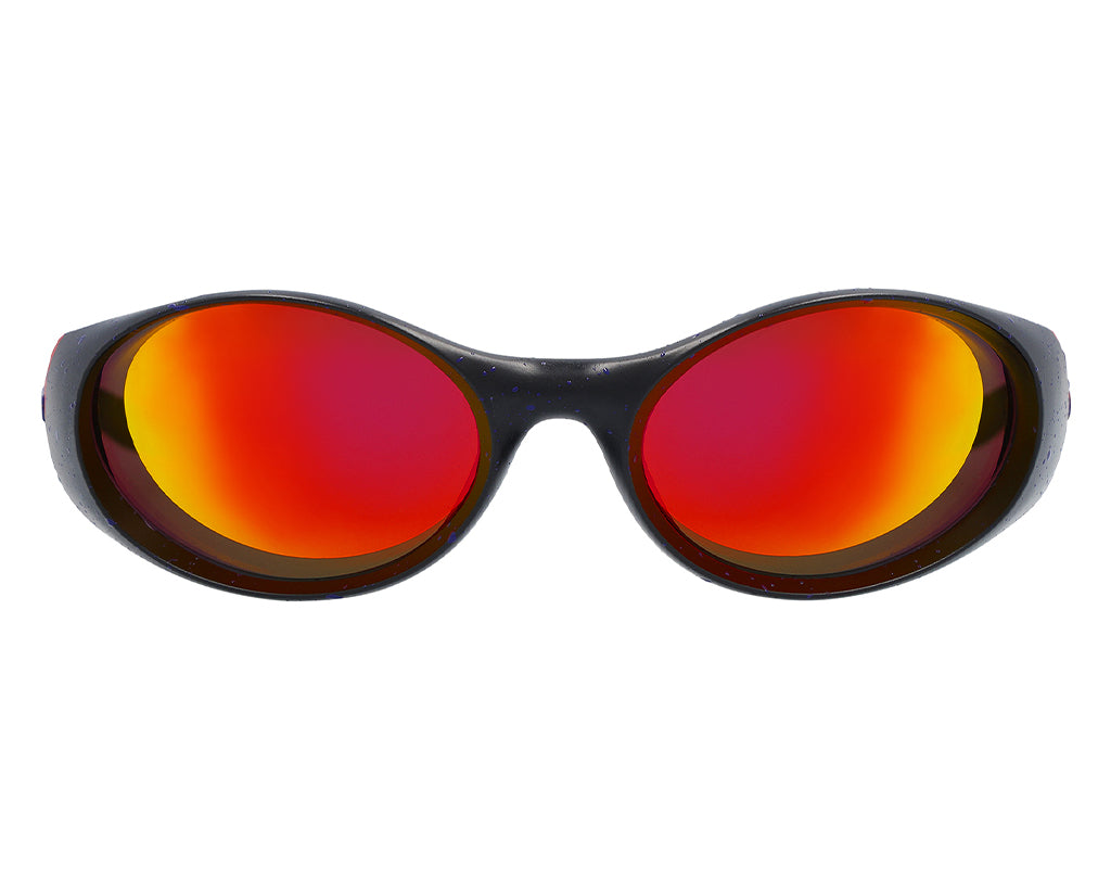 Nahaufnahme: Schwimmbrille "The Combustion Slammer" mit roten Gläsern auf weißem Hintergrund.
