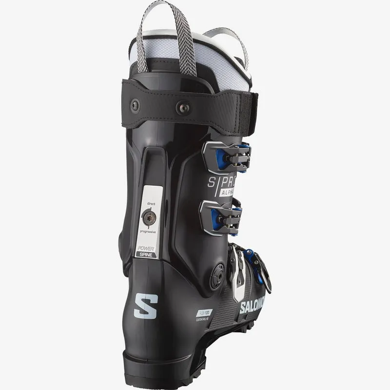 Chaussure de ski noire Salomon S/PRO Alpha 120 vue de derrière, avec boucles, sangles et logos, sur fond clair.