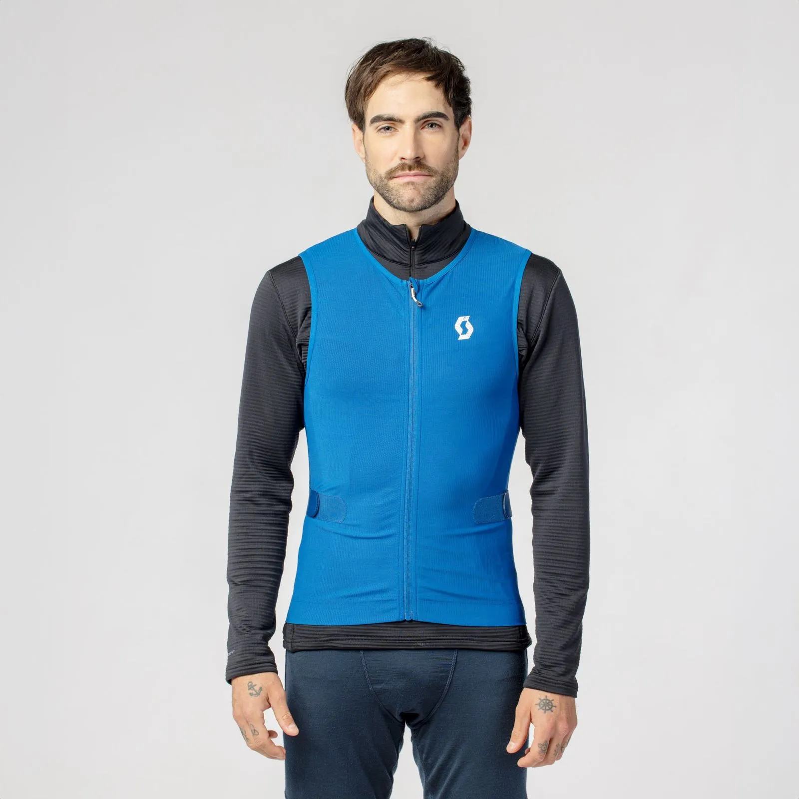 Mann trägt blaue Scott Airflow Herren Protektor-Weste mit Reißverschluss und Logo, dazu schwarzes Oberteil.