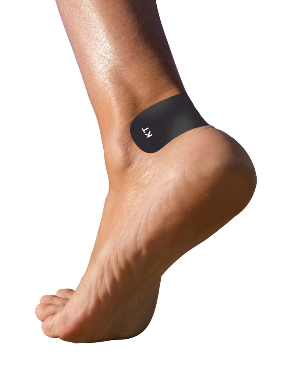 Ferse einer Person mit einem schwarzen KT Blister Prevention Tape zum Schutz vor Blasen.