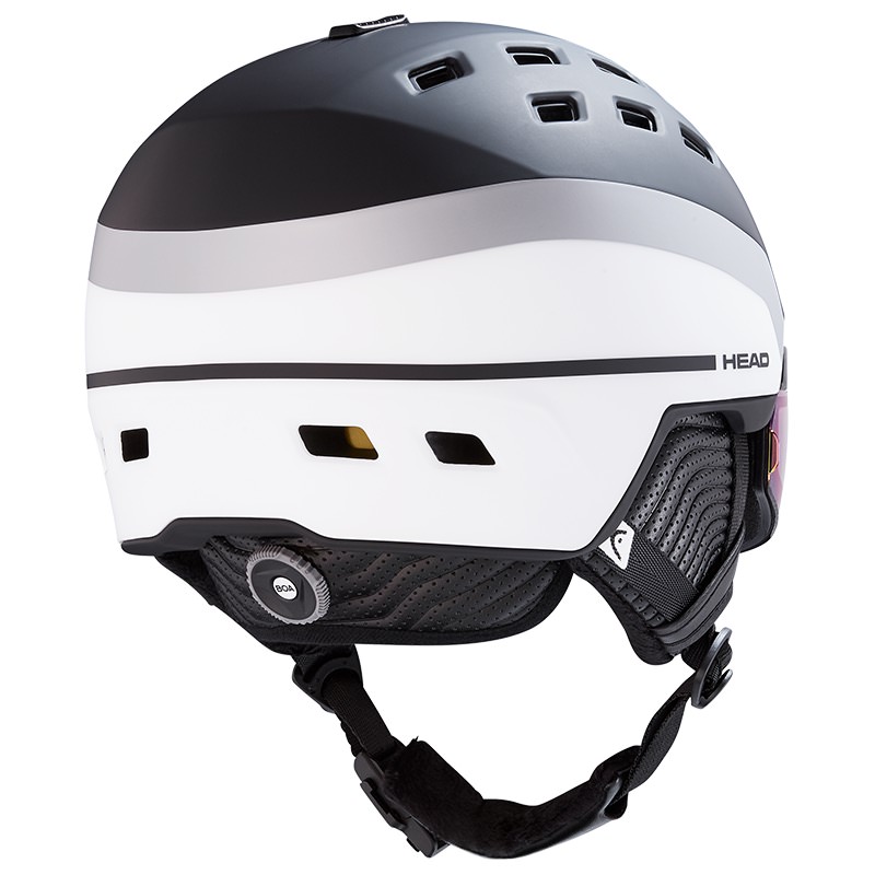 Rückansicht eines Skihelms von Head, schwarz-weiß mit silbernem Streifen und Kinnriemen.