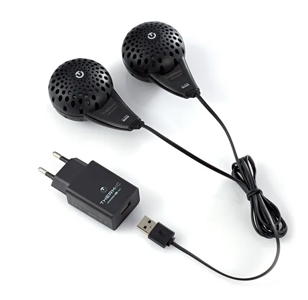 Schwarzer Therm-ic Dryflow Mini Schuhtrockner mit Netzteil und USB-Kabel auf weißem Hintergrund.