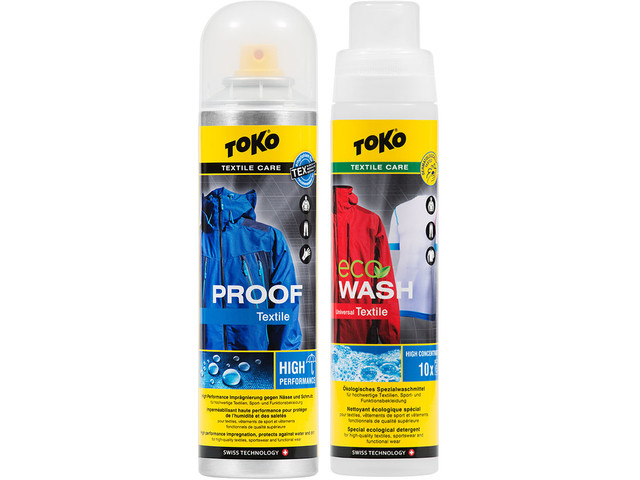 Zwei Flaschen Toko Textile Care Produkte: Textile Proof Imprägnierung und Eco Textile Wash Waschmittel.