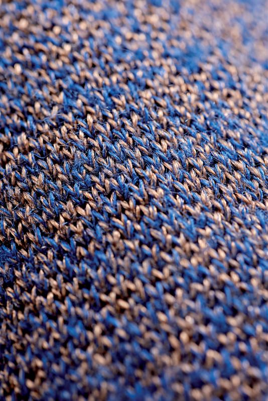 Nahaufnahme der Textur einer blauen und braunen Merino Ski-Socke.