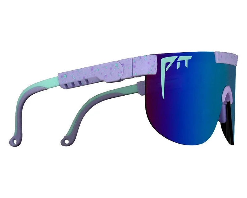 Les lunettes de soleil Pit Viper "The Moontower Elliptical" vues de côté, avec un dégradé de bleu et de violet sur le verre.