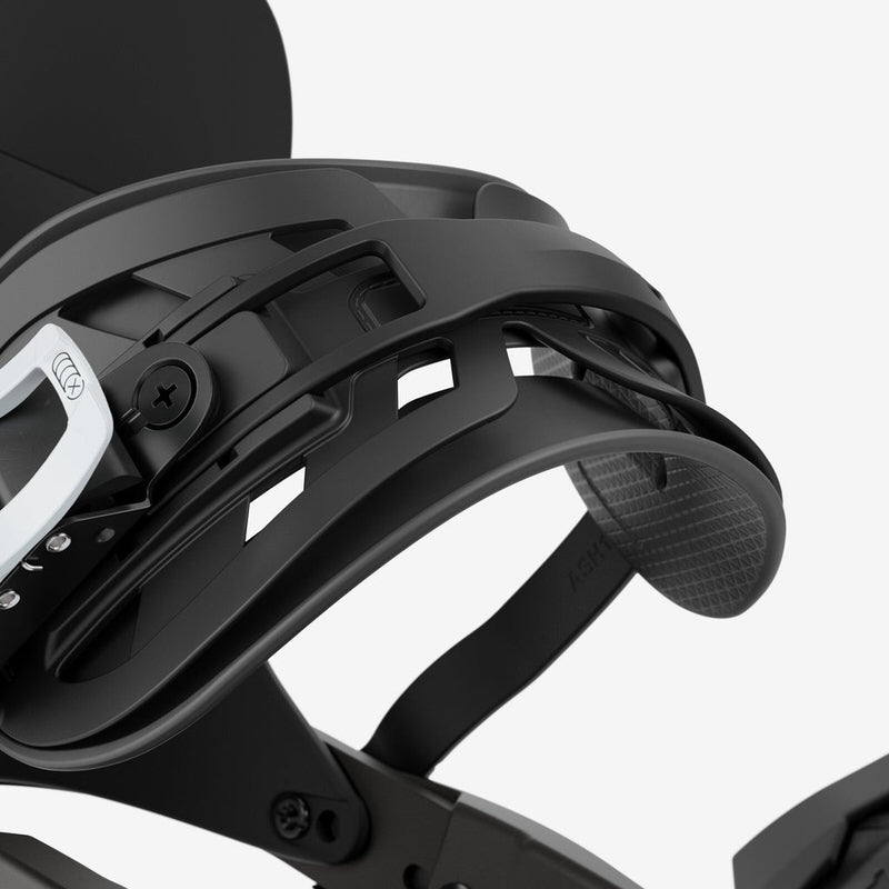 Schwarze Snowboardbindung Detail Detailaufnahme: Schwarze Union Atlas Pro Snowboardbindung zeigt Riemen und Mechanismus auf weißem Hintergrund.