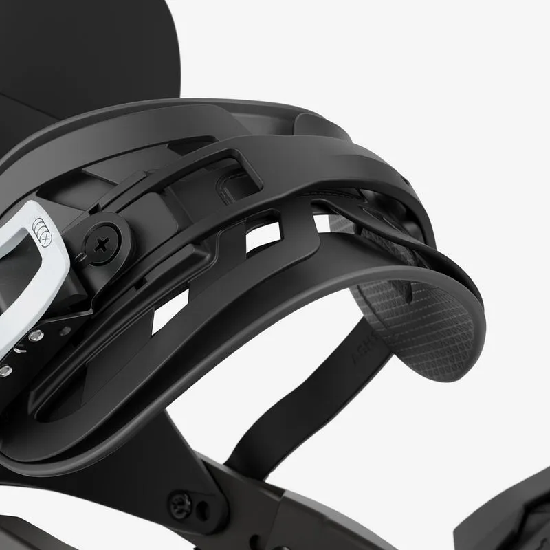 Detailaufnahme: Schwarze Union Atlas Pro Snowboardbindung zeigt Riemen und Mechanismus auf weißem Hintergrund.