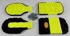 Semelles Vibram jaunes et noires pour chaussures de ski avec vis.