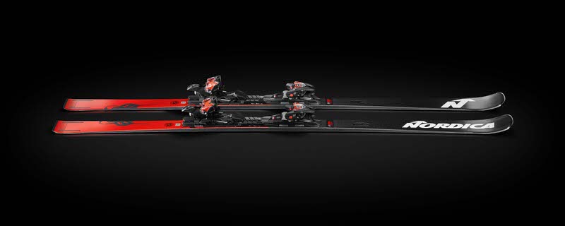 Ski Nordica Dobermann GSR RB FDT mit montierter Bindung liegen parallel auf schwarzem Grund. Rot-schwarzes Design.