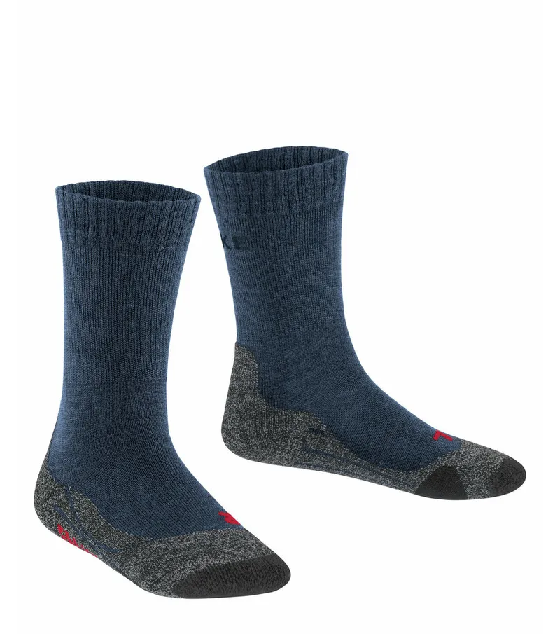 Deux chaussettes de trekking bleu foncé pour enfants avec des renforts gris et un logo rouge.