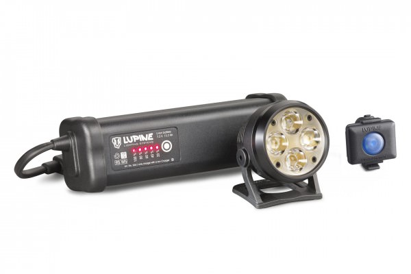 Schwarze Wilma R 14 Helmlampe mit SmartCore Akku und Bluetooth Funk. Die Lampe hat vier LEDs und einen integrierten Standfuß.