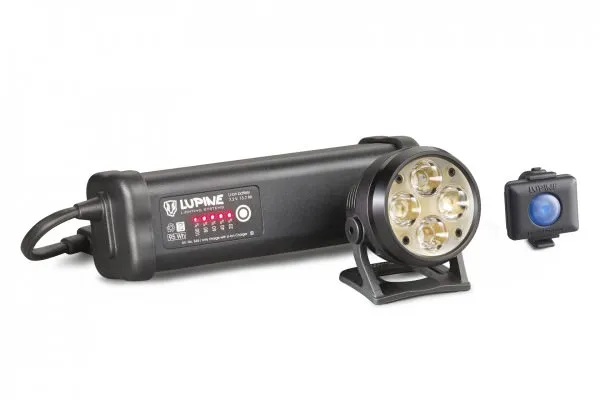 Schwarze Wilma R 14 Helmlampe mit SmartCore Akku und Bluetooth Funk. Die Lampe hat vier LEDs und einen integrierten Standfuß.