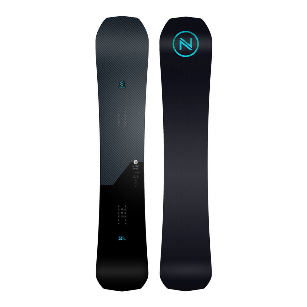 Zwei Nidecker Blade Plus Snowboards, Ansicht der Oberseite und Unterseite, mit Logos.