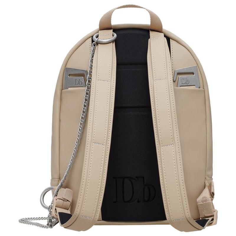 Rückansicht des "The Petite Desert Khaki" Rucksacks mit Schultergurten, abnehmbarer Kette und Markenlogo.