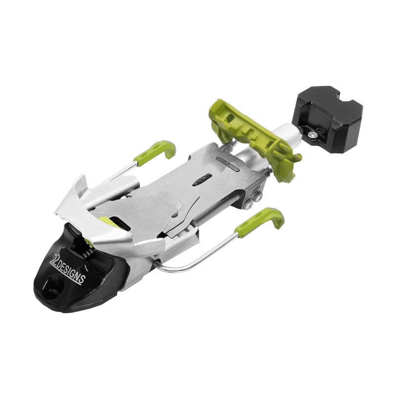 Moderne Skitourenbindung mit silbernem Metallsockel, schwarzen und hellgrünen Akzenten. Vorne schwarz mit Aufschrift '22DESIGNS', hellgrüne Hebel und Drahtteile als Auslösemechanismus. Hinten schwarzes Fersenteil, schräg von oben auf Weiß.