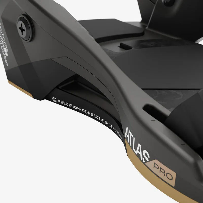 Detailaufnahme der Union Atlas PRO Snowboardbindung in Metallic Black. Fokus auf Baseplate und seitliche Details.