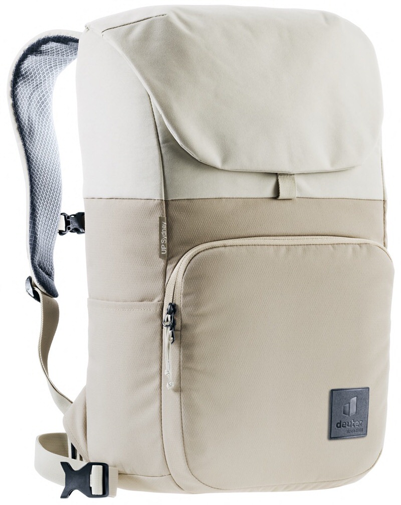 Sandfarbener Deuter UP Syney Rucksack mit Magnetverschluss und Seitentaschen, seitliche Ansicht.