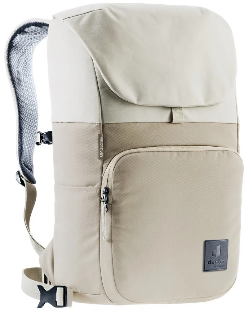 Sac à dos Deuter UP Syney de couleur sable avec fermeture magnétique et poches latérales, vue latérale.
