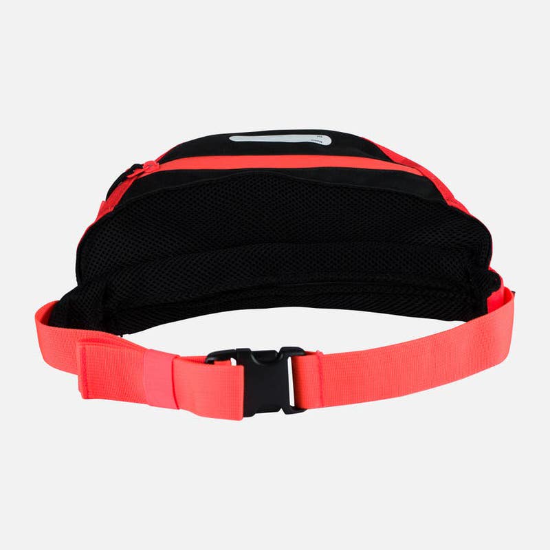 Nahaufnahme eines roten Nordic Thermo Belts mit schwarzem Netzstoff und verstellbarem Hüftgurt.