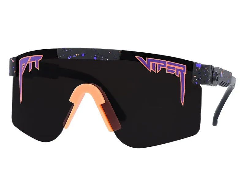 Occhiali da sole Pit Viper neri "The Naples Polarised" con dettagli arancioni e logo viola.