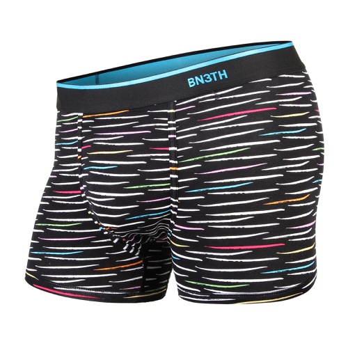 Schwarze BN3TH Classics Trunk Unterhose mit bunten, horizontalen Strichen. Der Bund ist schwarz mit hellblauer Innenseite.