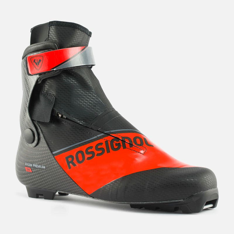 Schwarzer Rossignol X-IUM Carbon Premium Skate Skischuh mit rotem Akzent und Logo.