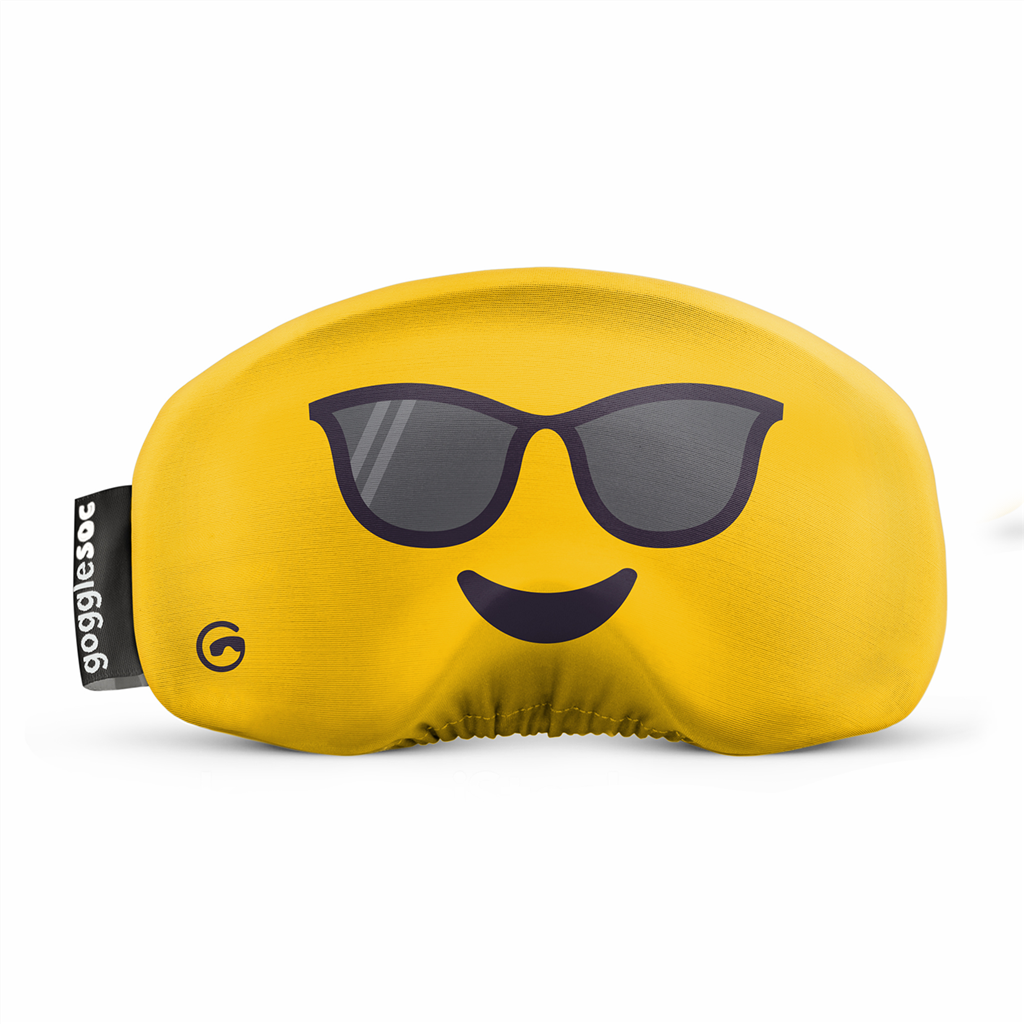Gelbe Skibrillen-Schutzhülle mit aufgedruckter Sonnenbrille und lächelndem Mund. Eine Marke ist seitlich angebracht.