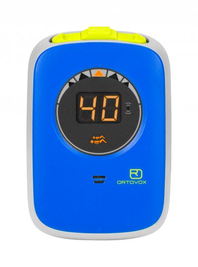 Blaues ORTOVOX LVS-Gerät Zoom+ mit gelbem Knopf und Display, das 40 Meter Entfernung und zwei Verschüttete anzeigt.