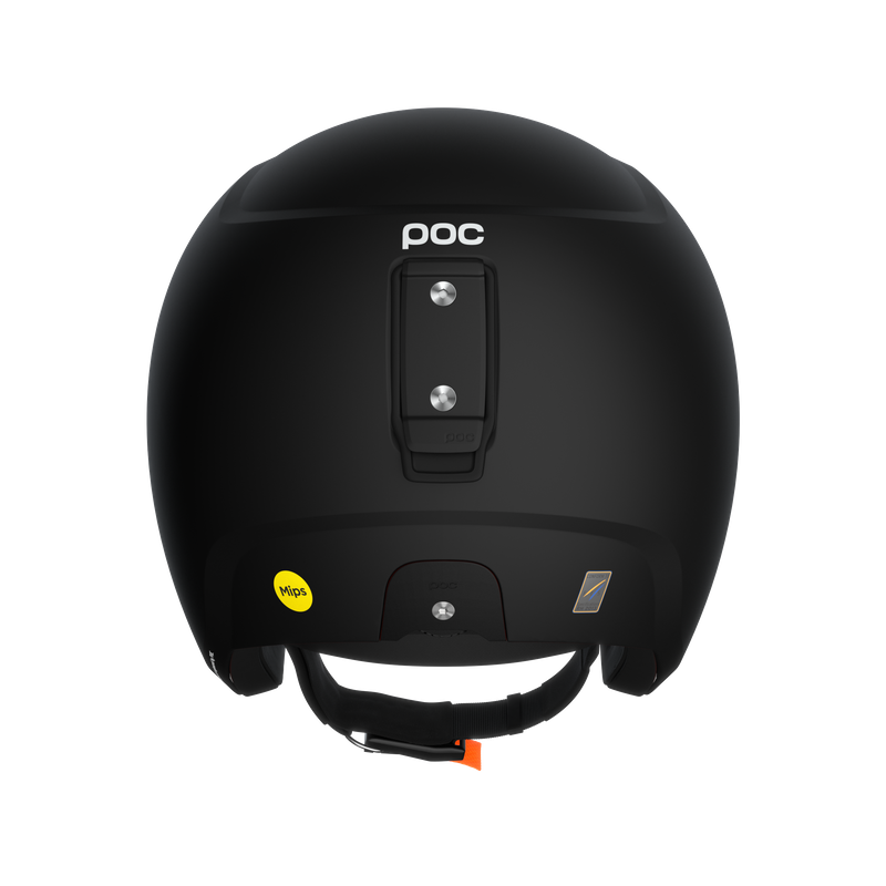 Ansicht von hinten eines mattschwarzen Skihelms mit Kinnriemen und "POC"-Logo. Ein gelber MIPS-Aufkleber ist am unteren Rand des Helms angebracht.