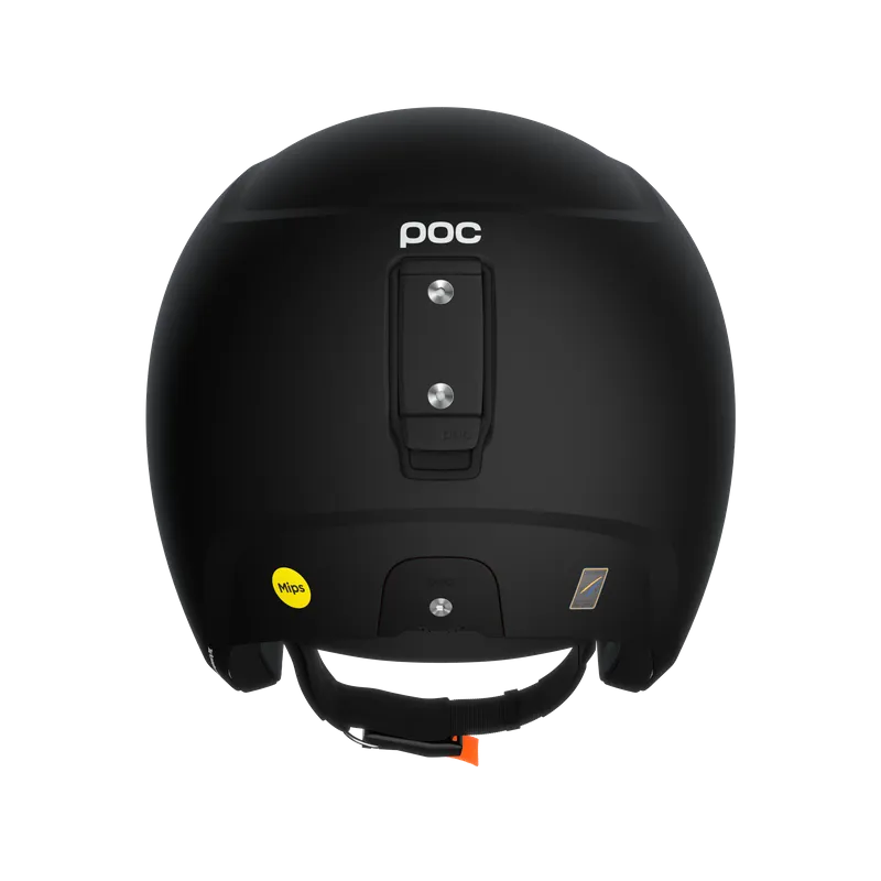 Ansicht von hinten eines mattschwarzen Skihelms mit Kinnriemen und "POC"-Logo. Ein gelber MIPS-Aufkleber ist am unteren Rand des Helms angebracht.