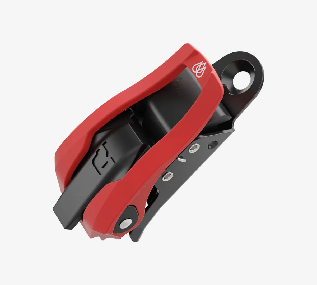 Detailansicht der Union Falcor Snowboardbindung in Schwarz und Rot, Fokus auf Knöchelriemen und Highback.