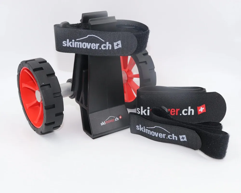 Skimover Traveller Pro: Skisack-Zubehör mit Rädern und Klettbändern mit Logo auf weißem Hintergrund.