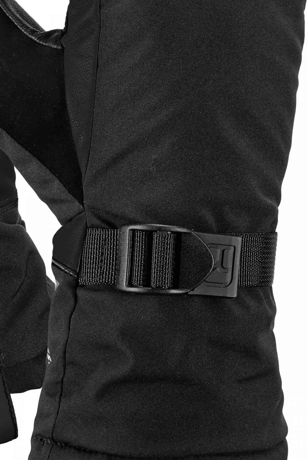 Nahaufnahme des schwarzen Ortovox Lobster Glove Pro SW mit verstellbarem Riemen.