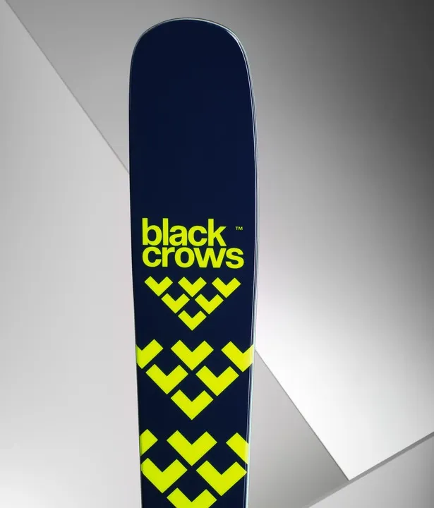 Ski Black Crows Atris : Ski bleu foncé avec logo jaune Black Crows.