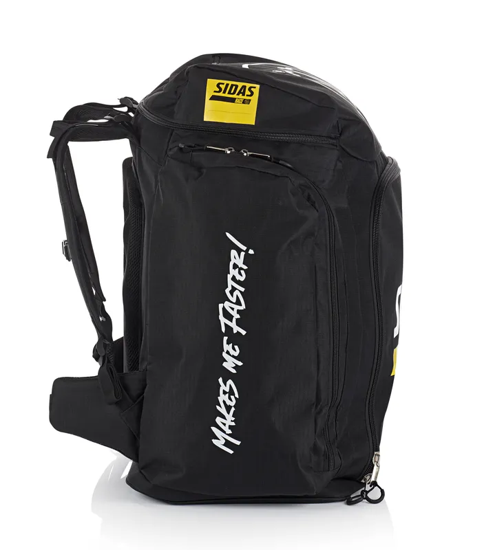 Schwarze Sidas Race Boot Bag, Seitenansicht. Aufdruck "MAKES ME FASTER!". Gelbes Sidas-Logo oben. Rucksackgurte sichtbar.