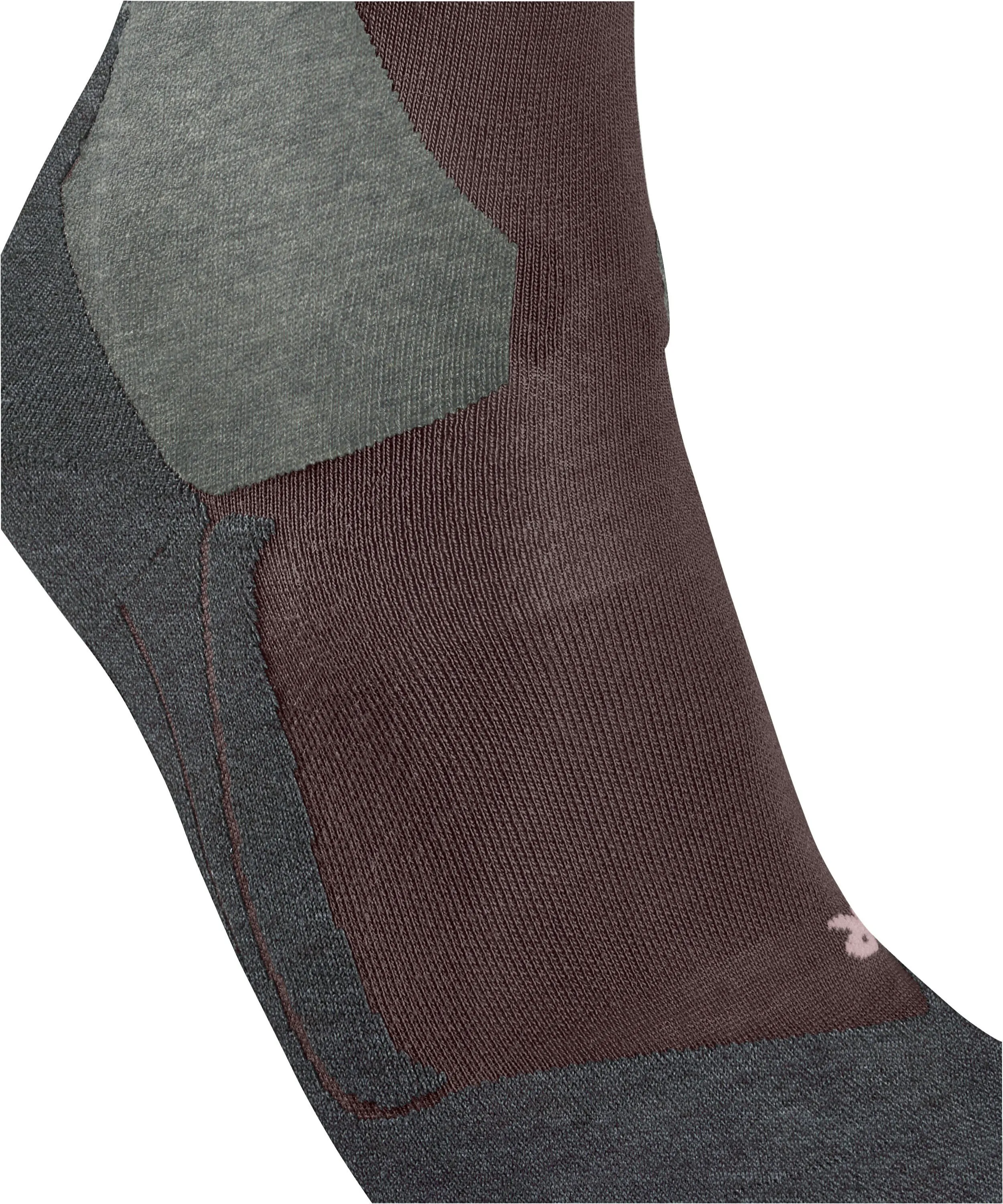 Nahaufnahme einer Sportsocke mit detailreicher Strickstruktur. Hauptsächlich dunkelrotbraun, fein gerippt am Fußrücken. Graugrüner Stoff am Fußbogen, Ferse und Sohle in dunklem Grau mit Verstärkungen. Kleines rosa Logo.