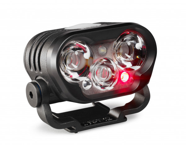 Nahaufnahme der Blika R4 Helmlampe mit drei Leuchtvarianten, eine davon rot leuchtend.