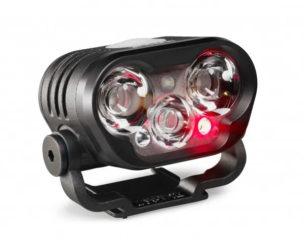 Gros plan sur la lampe pour casque Blika R4 avec trois modes d'éclairage, dont un rouge.