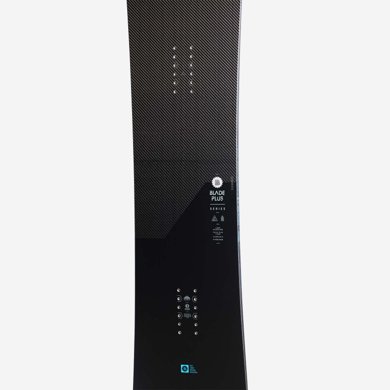 Dunkles Nidecker Blade Plus Snowboard mit Carbon-Muster und Montagemöglichkeiten.